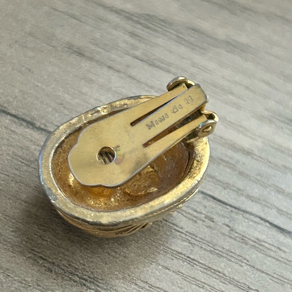 Vintage Mimi di N Gold Ribbed Dome Earrings Clip Ons Textured Design - Picture 6 of 7